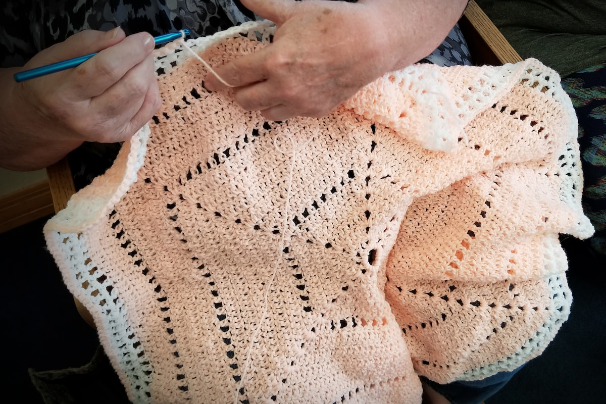 Crocheting-a-New-Round-Baby-Blanket