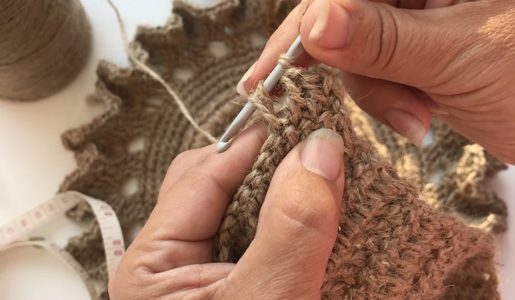 Crocheting method for knitting.
