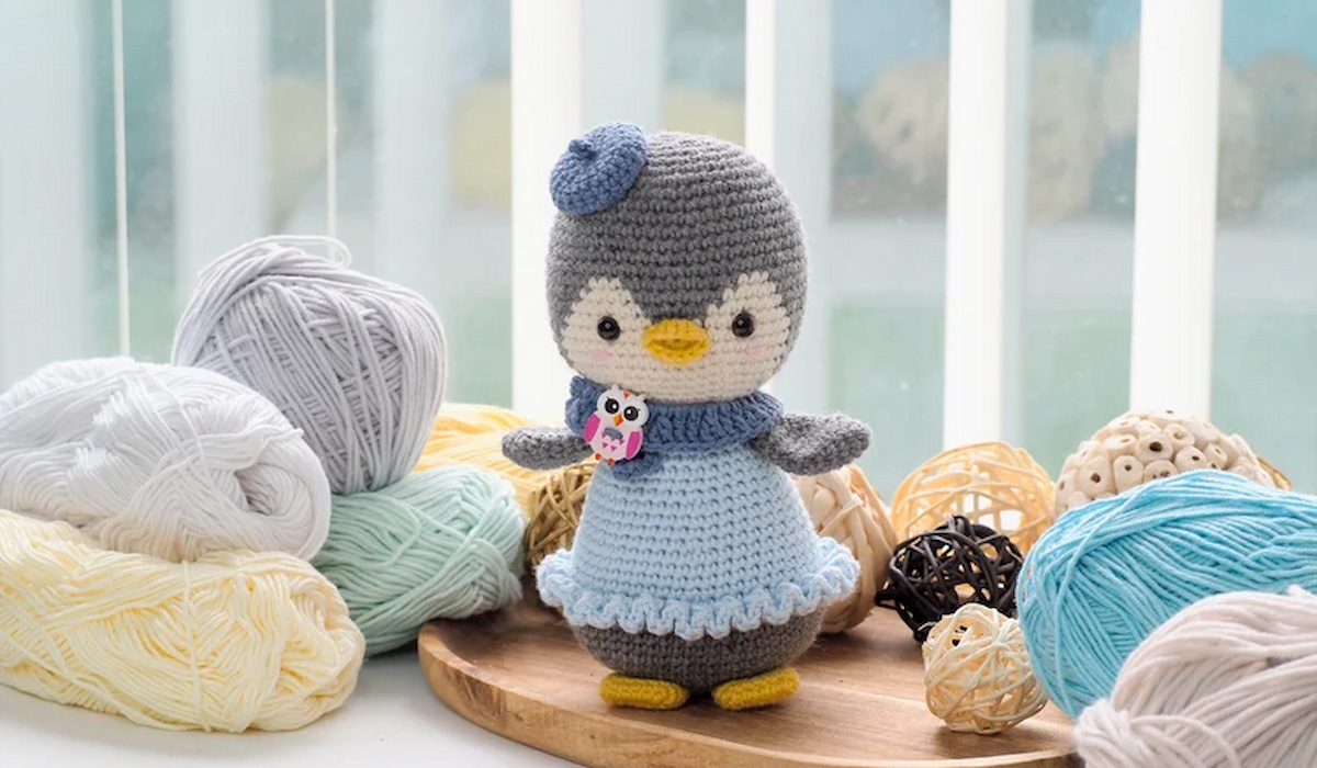 poppy the penguin crochet pattern by RNata with different color of yarns in the background