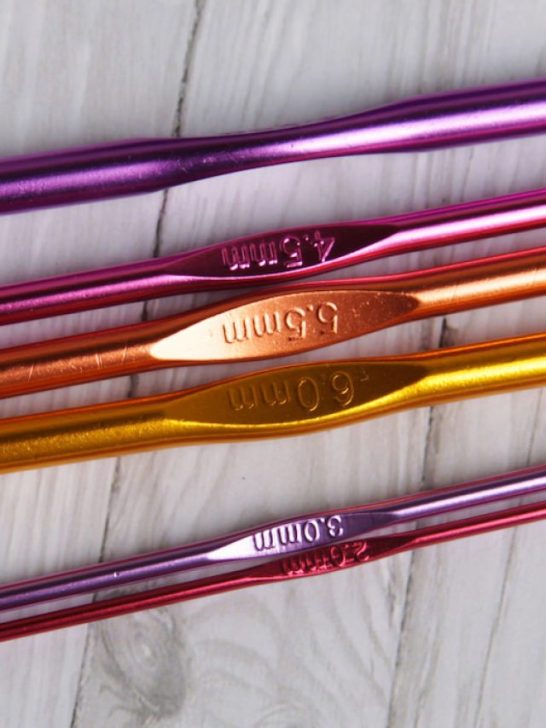 different sizes of colored crochet hooks